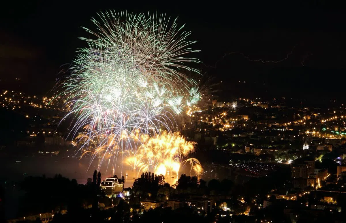Le spectacle pyrotechnique de la Fête du lac vu depuis les rives