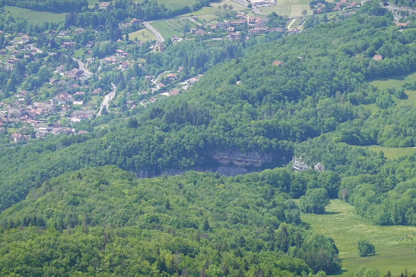 Le vallon de la cascade d'Angon vu depuis l'aire de décollage du col de la Forclaz