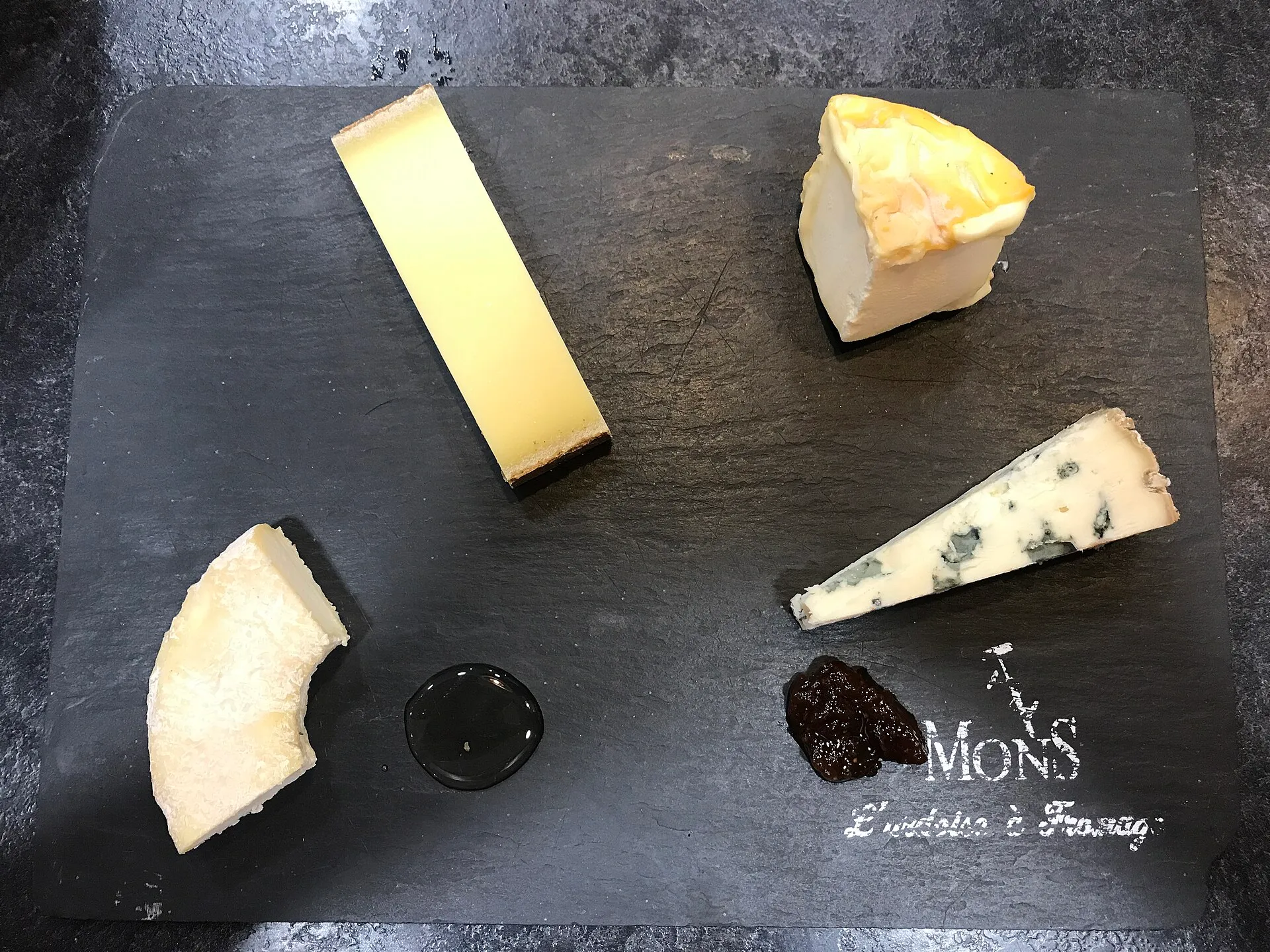 Un plateau de fromages de différentes pâtes et croûtes