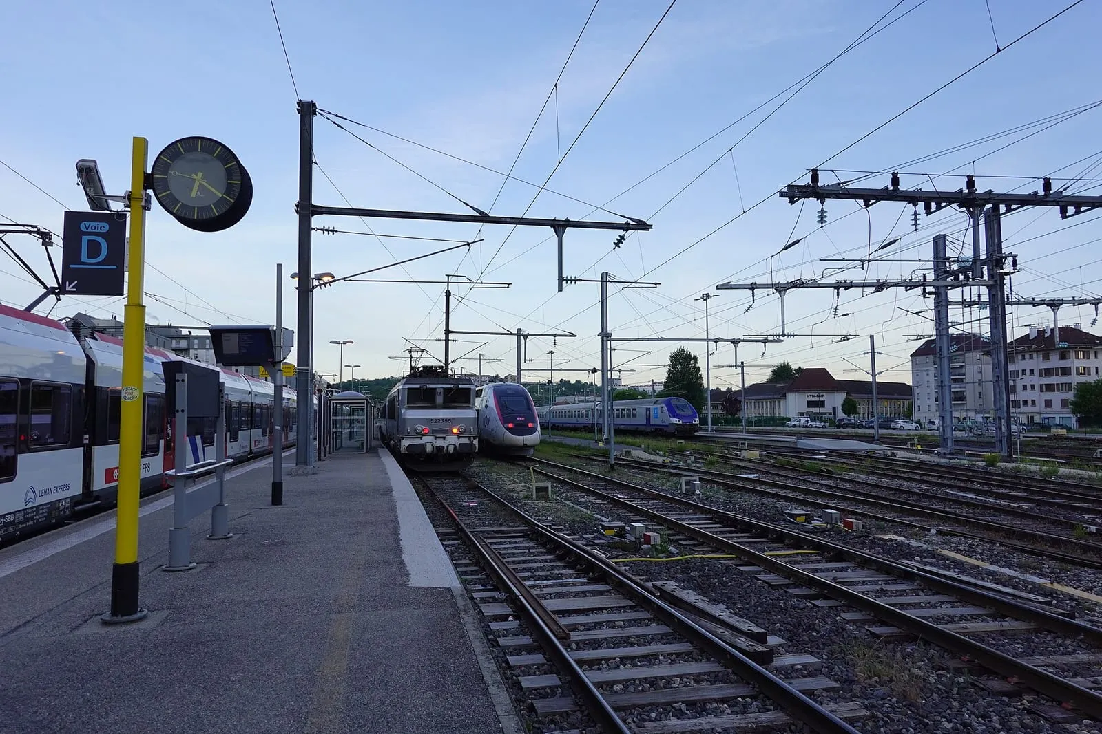 Le bâtiment voyageurs de la gare d'Annecy, vu depuis le parvis