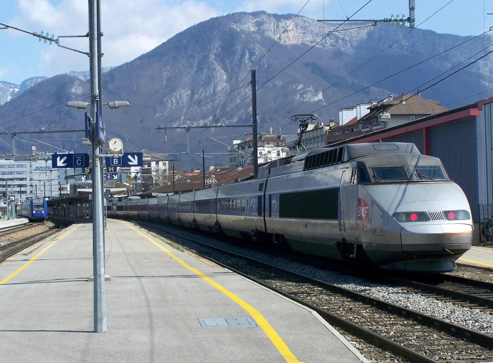 Les quais de la gare d'Annecy, côté voies