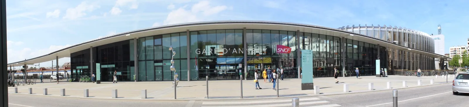 Le parvis et l'entrée de la gare d'Annecy