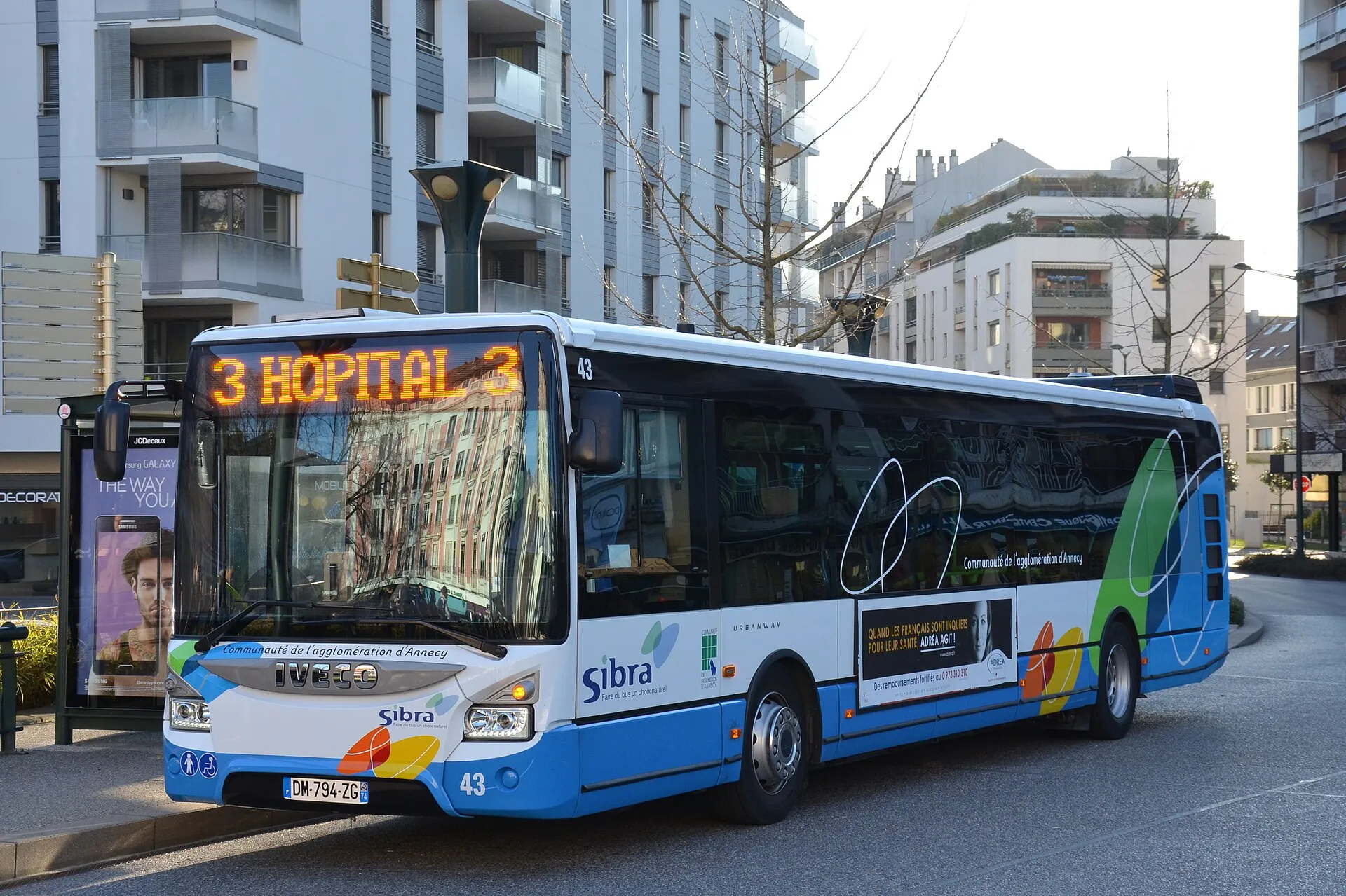 Un bus urbain de la Sibra à l'arrêt du pôle d'échanges de la gare d'Annecy