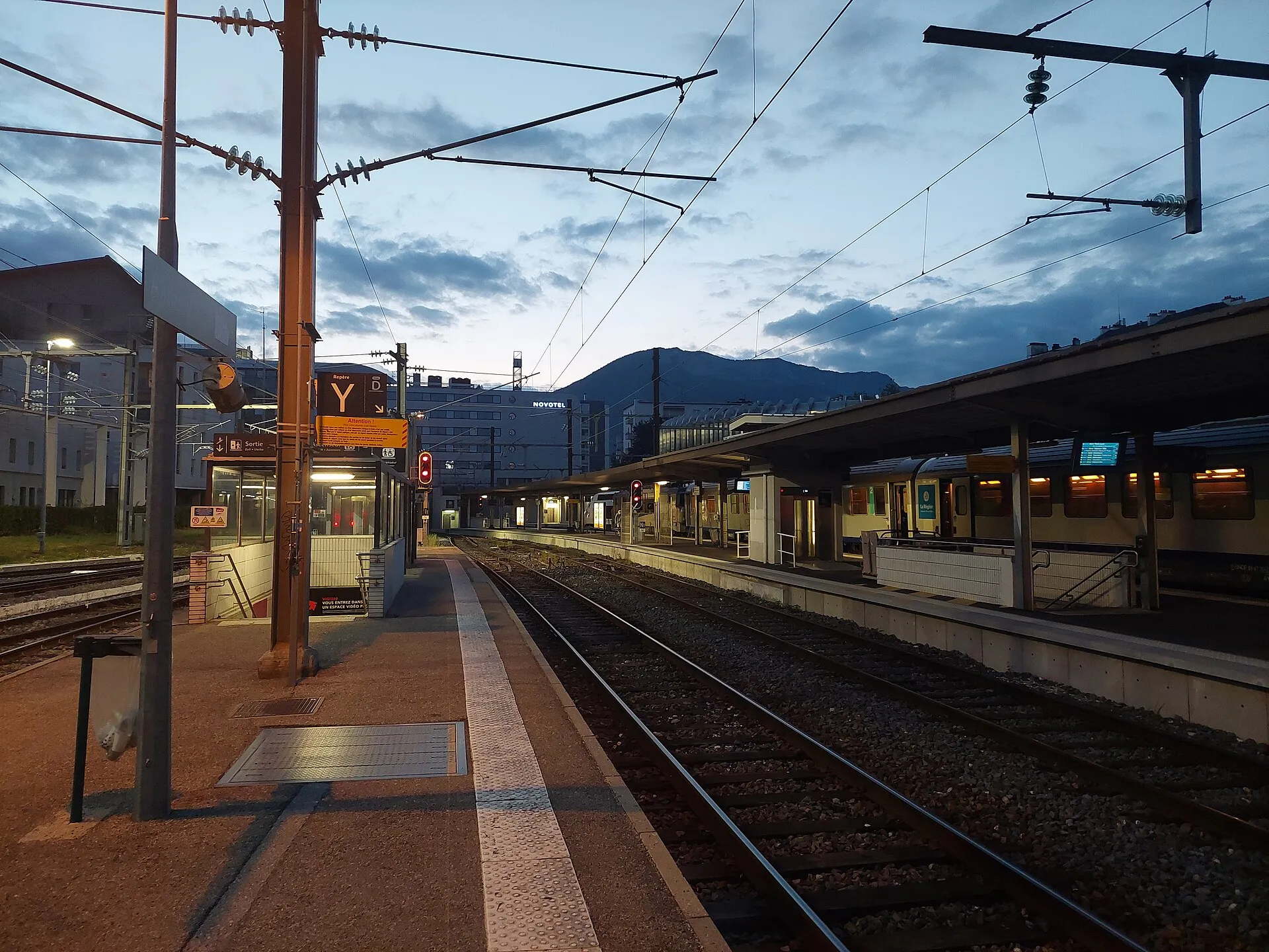 Le bâtiment voyageurs de la gare d'Annecy, place de la Gare