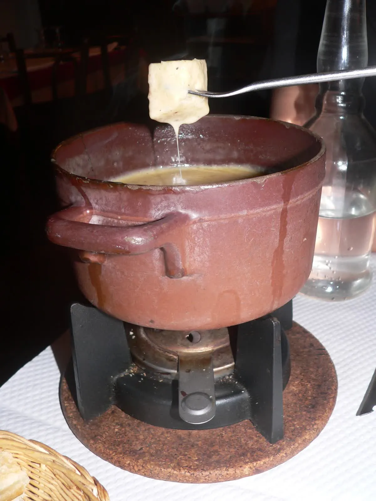 Caquelon de fondue savoyarde posé sur son réchaud