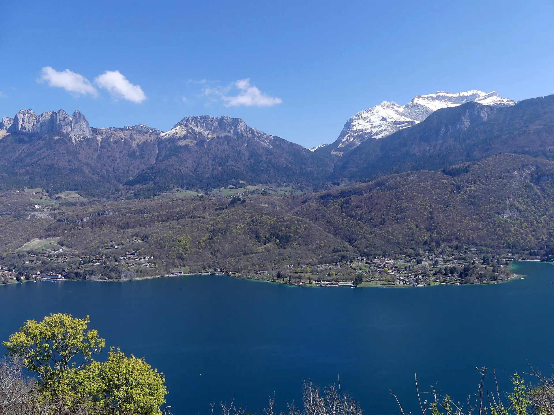 Le lac d'Annecy et la baie d'Angon vus depuis les hauteurs de Taillefer, au-dessus de Talloires