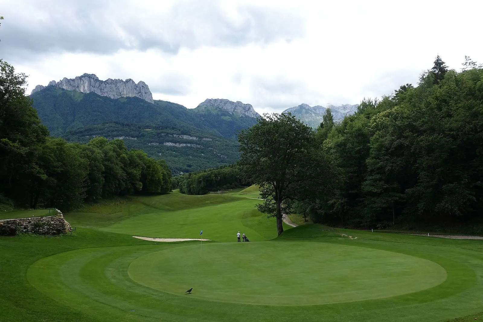 Une allée du golf de Talloires ouverte sur le lac d'Annecy