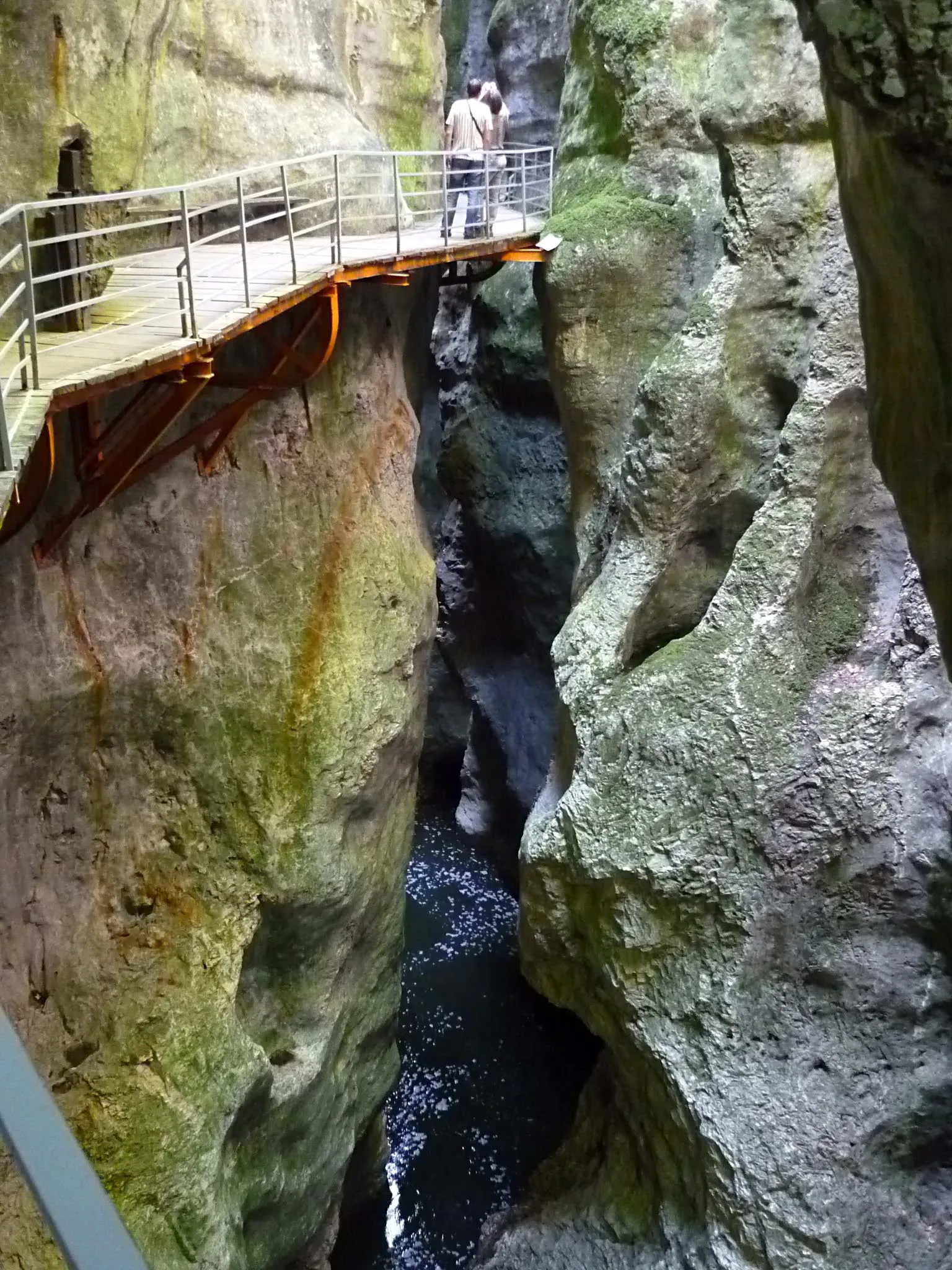 La passerelle des gorges du Fier, fixée à la paroi rocheuse au-dessus de la rivière