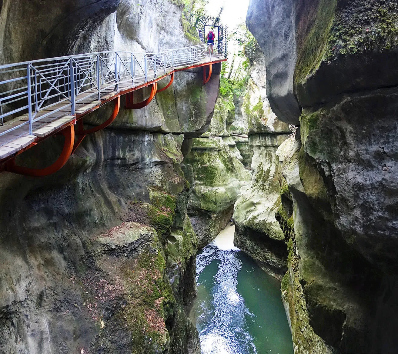 L'intérieur des gorges du Fier, à Lovagny, entre les parois calcaires creusées par la rivière