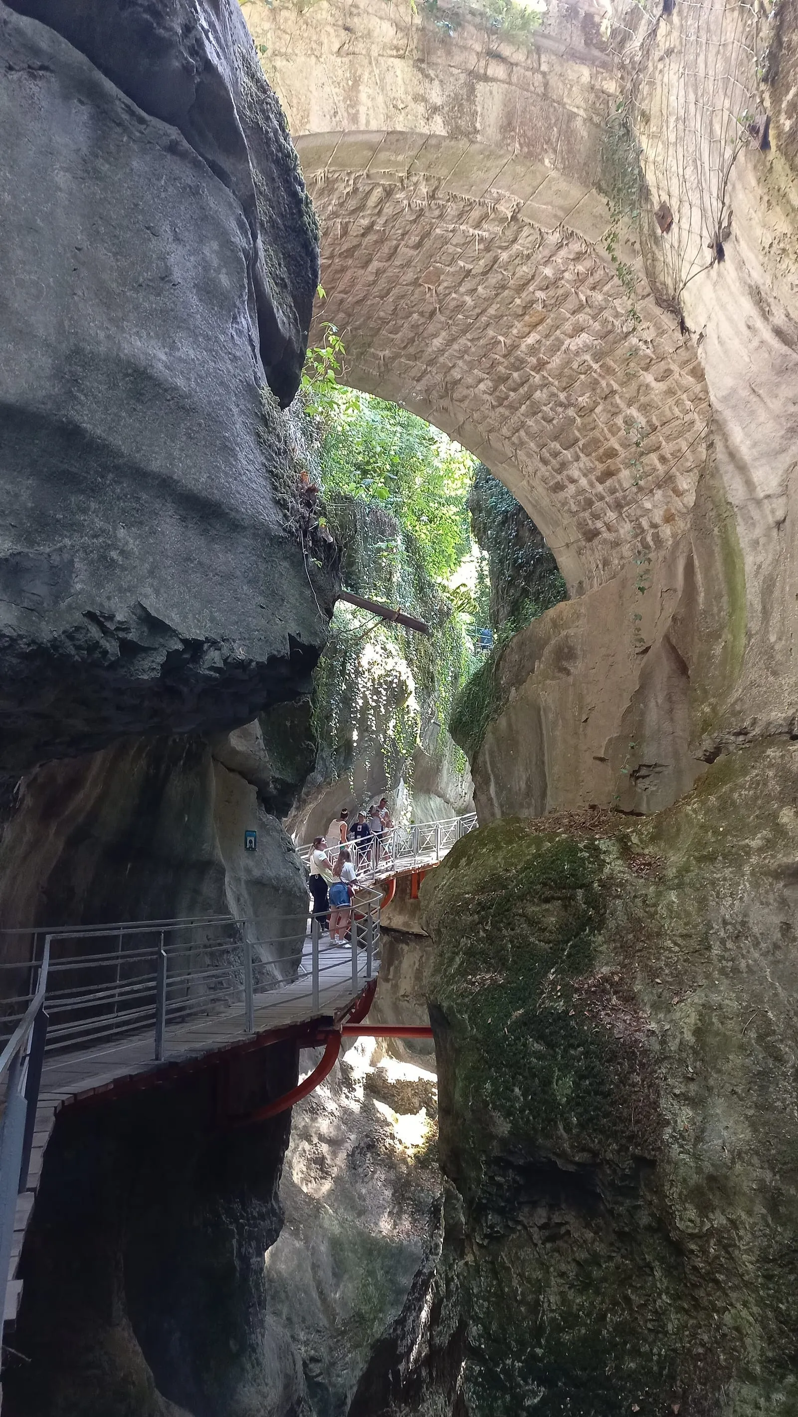 La passerelle des gorges du Fier, accrochée à la paroi au-dessus du torrent
