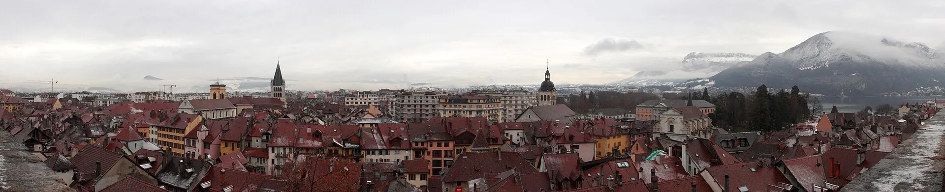 Annecy et son lac depuis les hauteurs, avec la vieille ville et les quais au premier plan