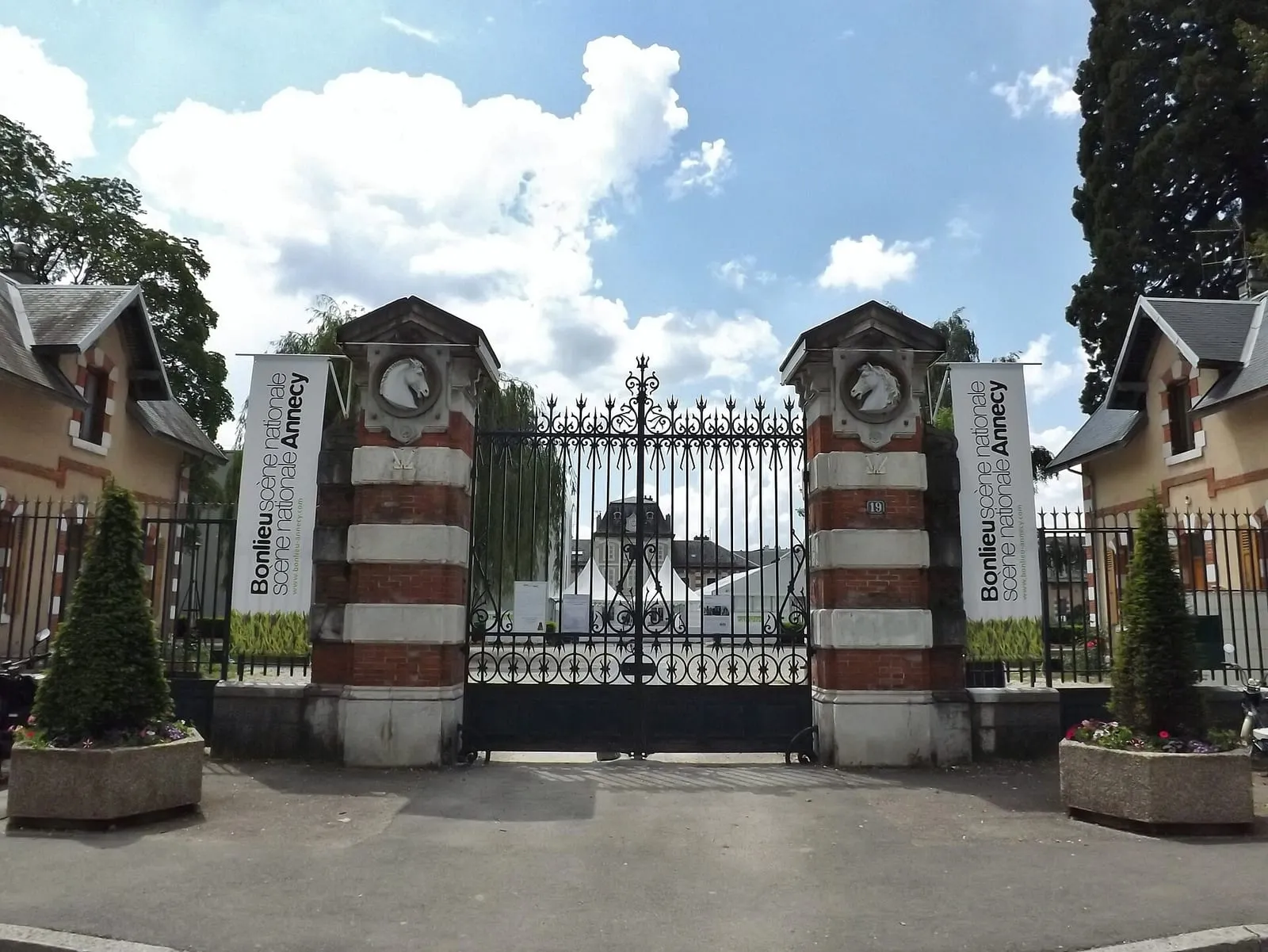 Le portail du haras national d'Annecy
