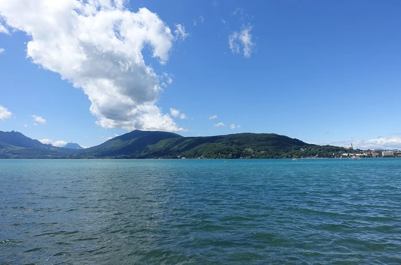 Les pentes du Semnoz au-dessus du lac d'Annecy
