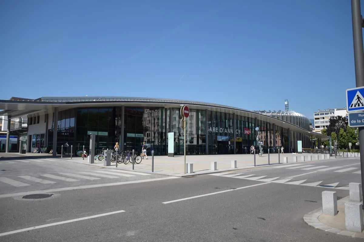 Le bâtiment voyageurs de la gare d'Annecy, à quelques minutes à pied du centre ancien
