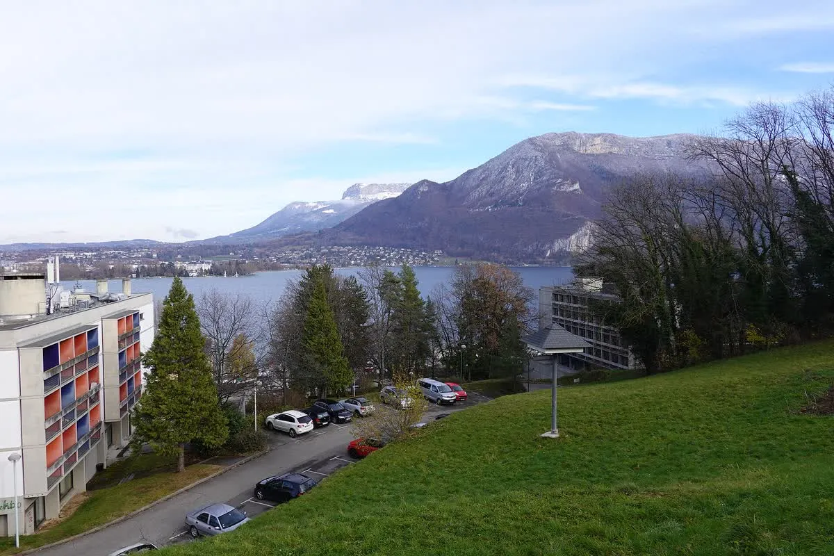 Le quartier des Marquisats, entre le lac d'Annecy et le centre-ville, vu depuis les hauteurs
