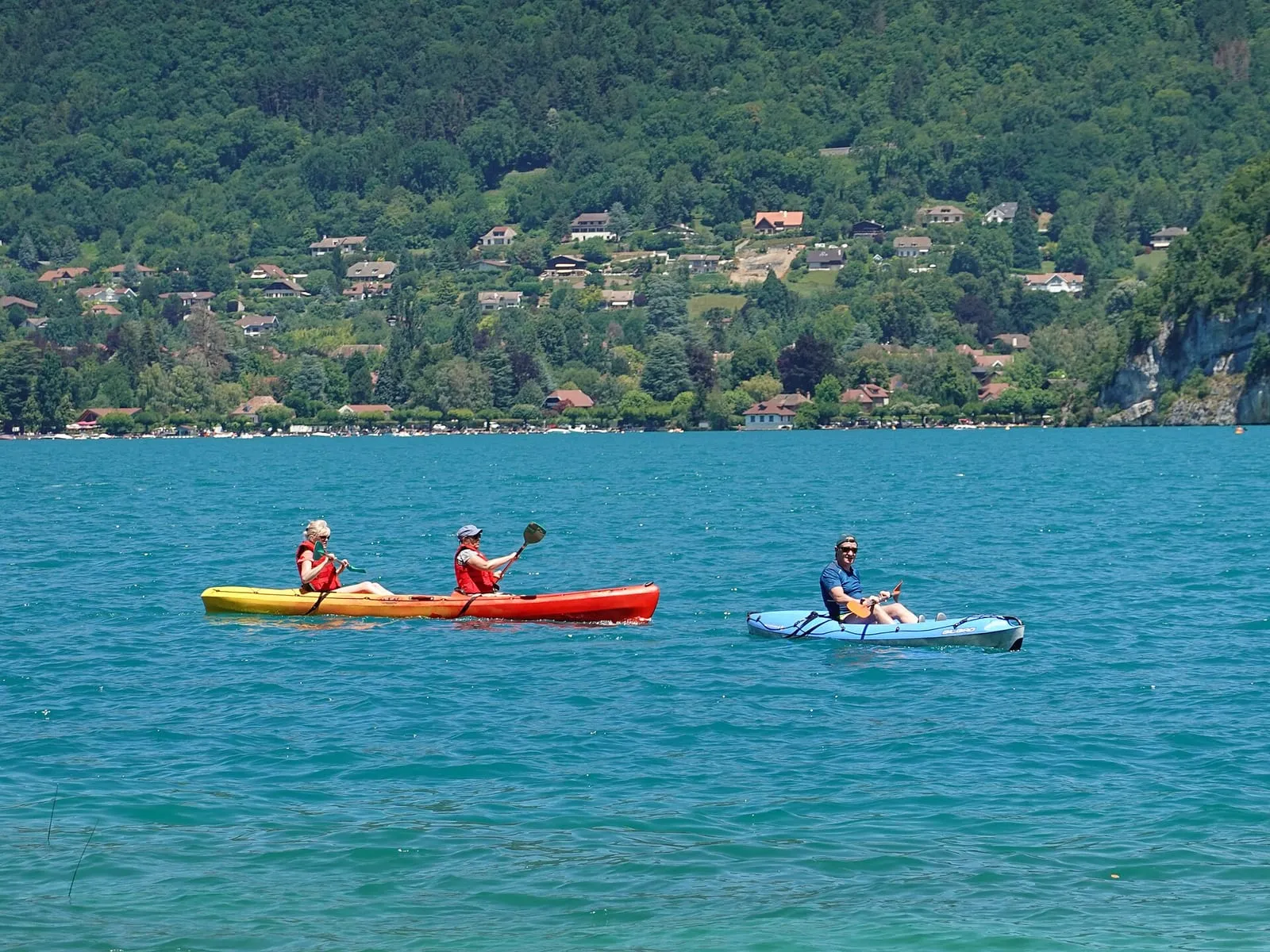 Des kayakistes sur le lac d'Annecy, au large de Saint-Jorioz