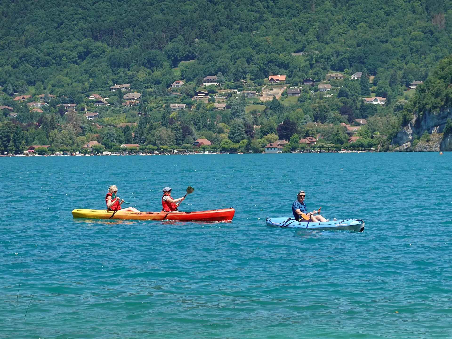Des kayakistes sur le lac d'Annecy, au large de Saint-Jorioz