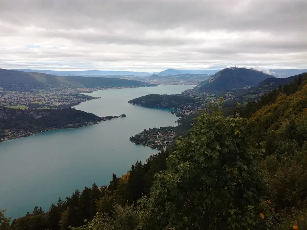 Le lac d'Annecy et ses rives vus depuis le col de la Forclaz