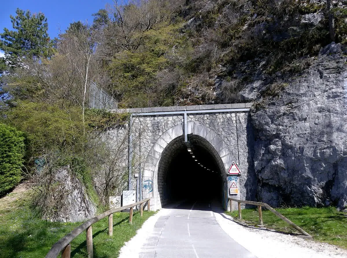 La voie verte du lac d'Annecy à l'entrée du tunnel de Duingt