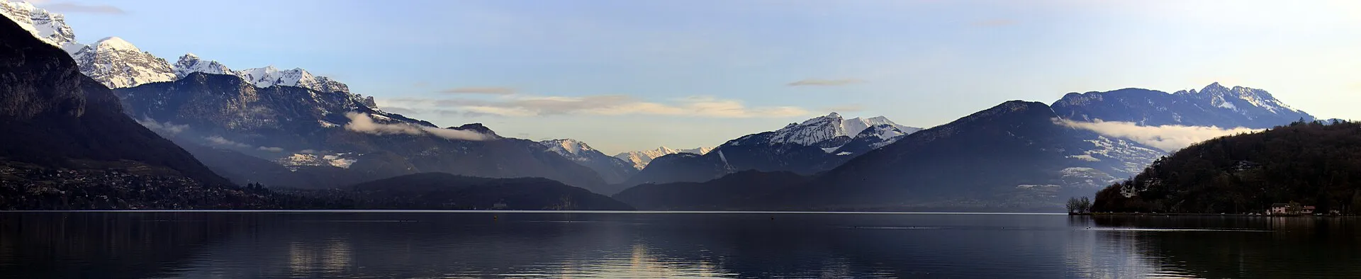 Panorama du lac d'Annecy depuis la ville