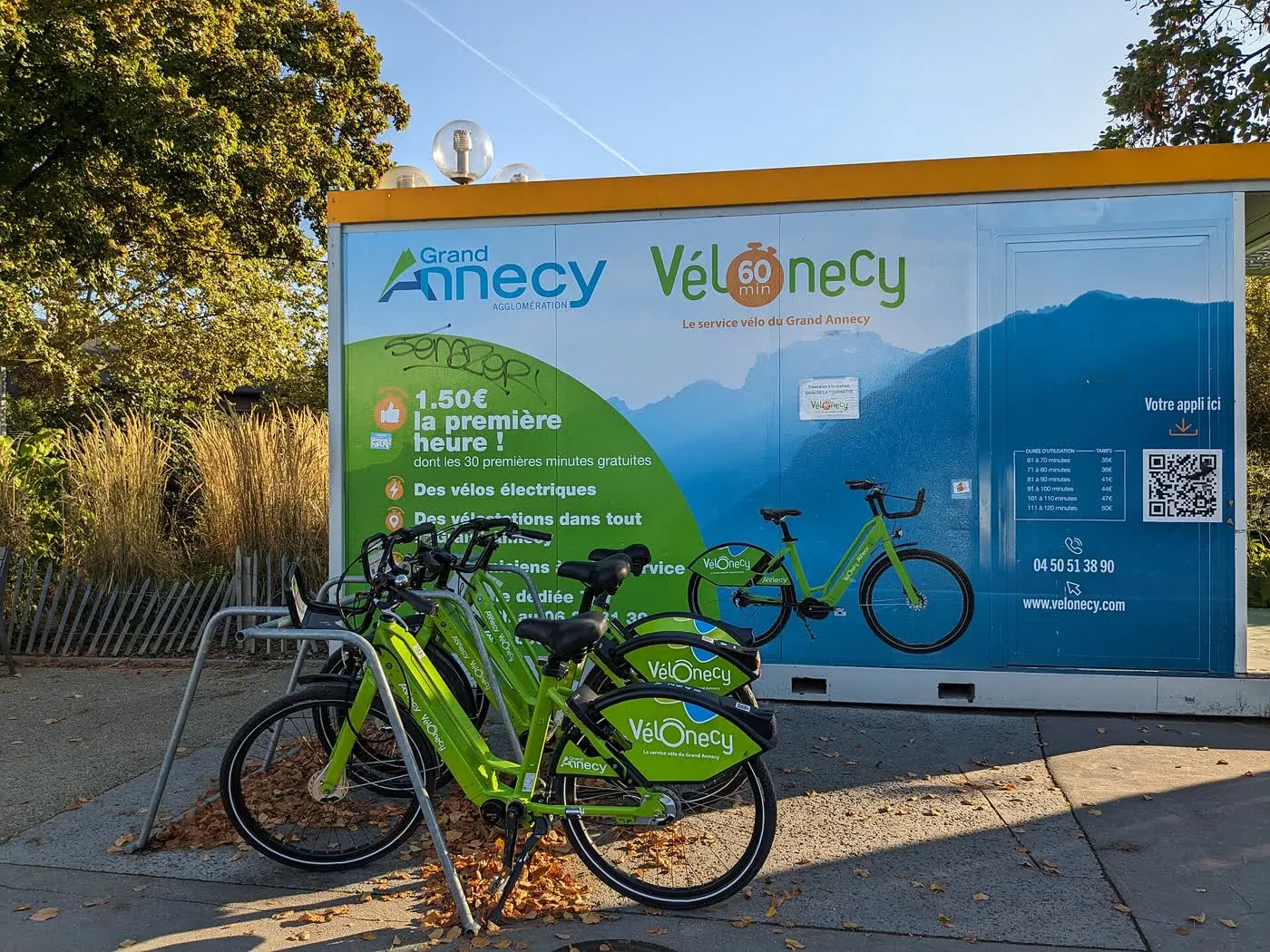 Une station Vélonecy 60 minutes sur un quai d'Annecy, vélos à assistance électrique alignés