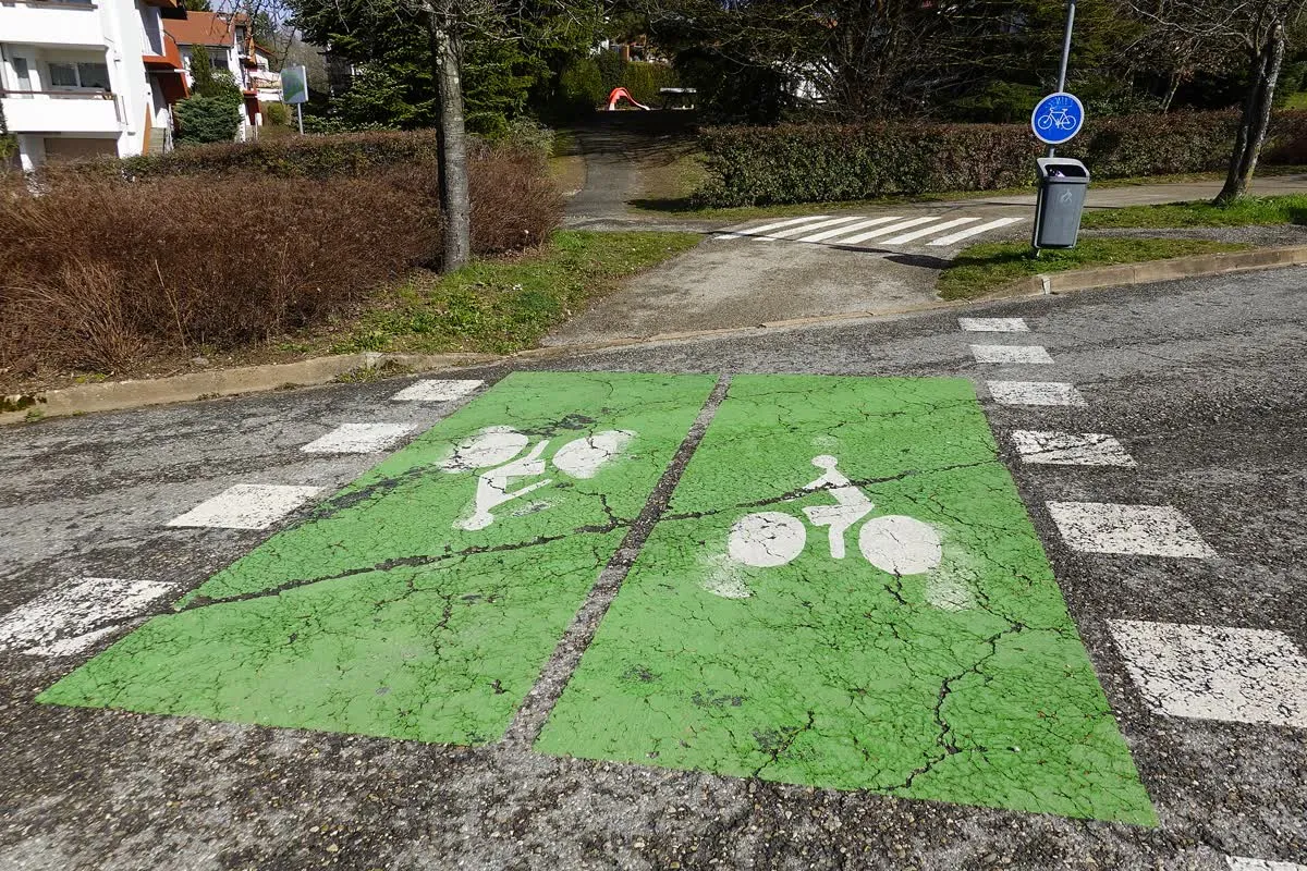 Piste cyclable aménagée à Annecy-le-Vieux, séparée de la chaussée