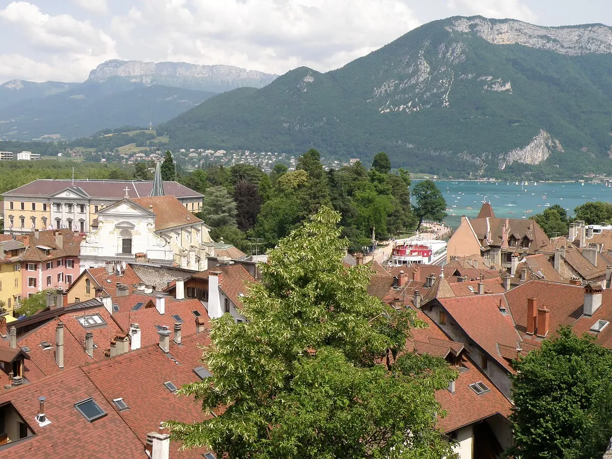 Vue générale d'Annecy et de son lac depuis les hauteurs