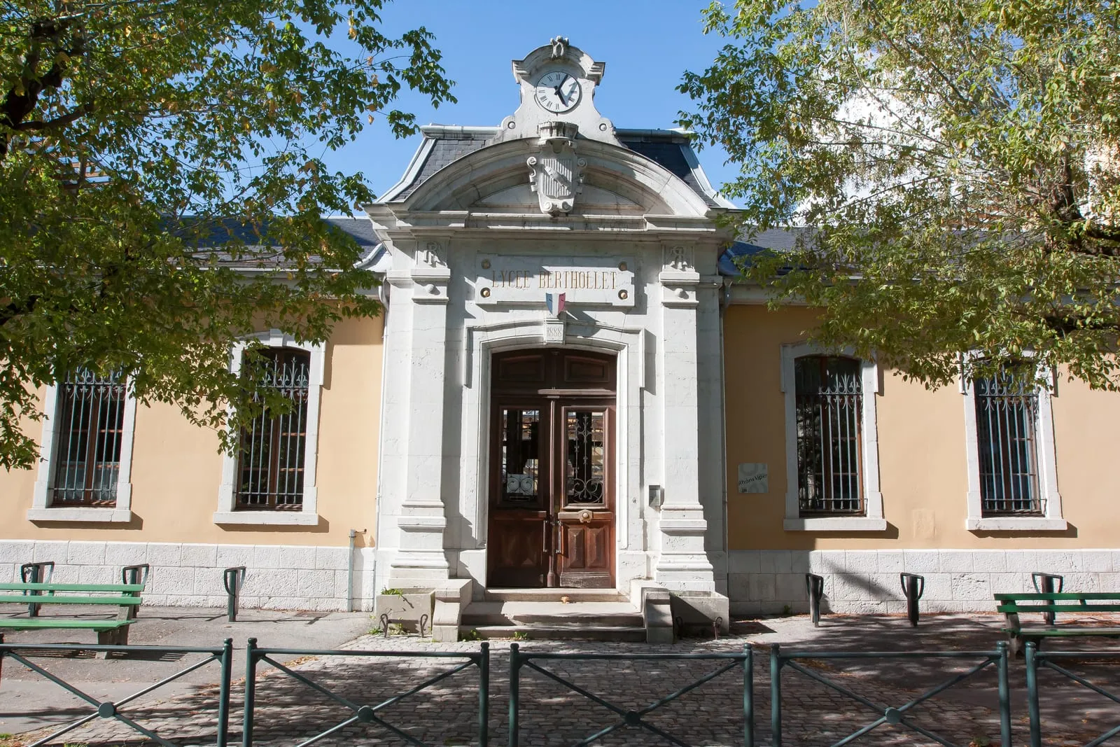L'entrée du lycée Berthollet, à Annecy