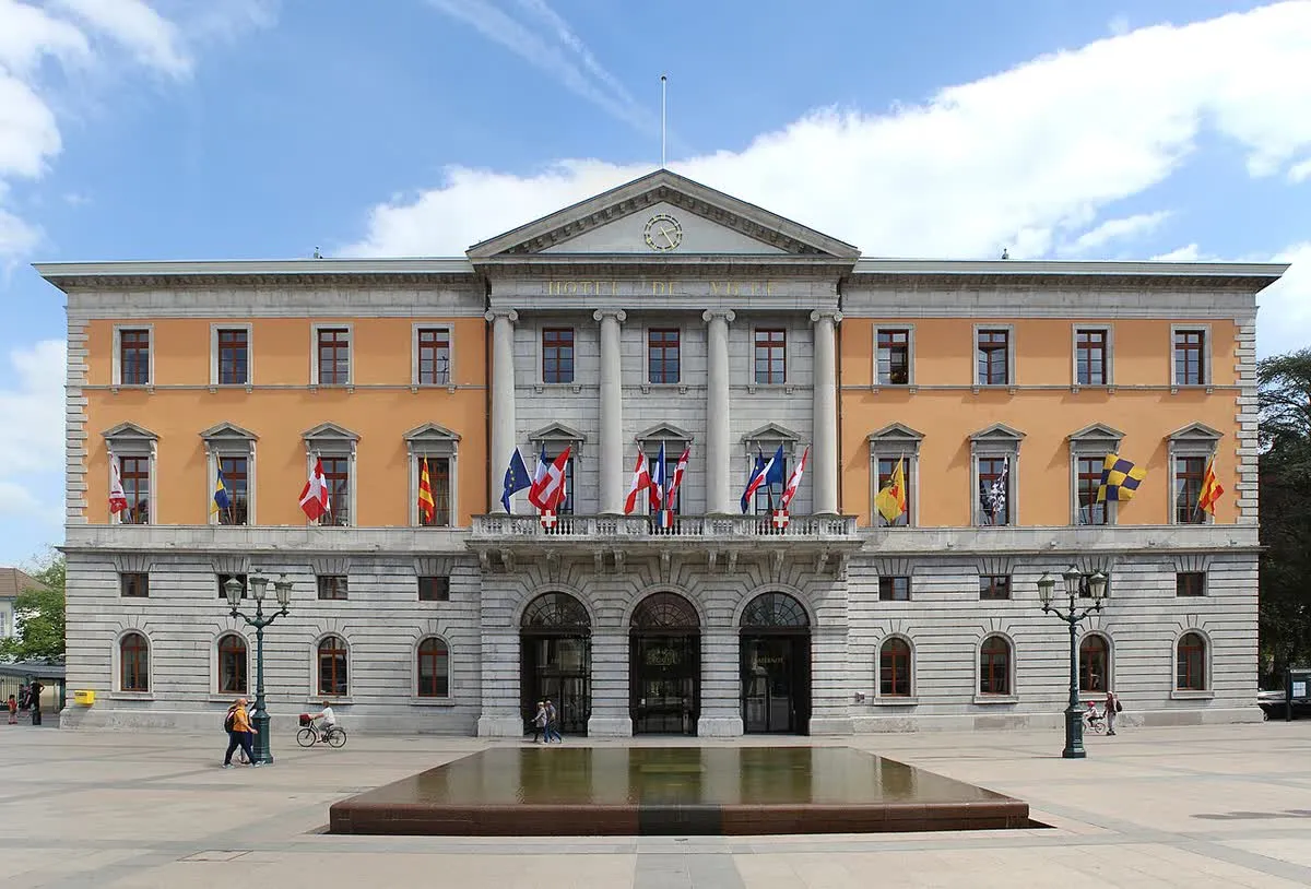 L'hôtel de ville d'Annecy, à l'entrée de l'esplanade, côté boulevard Decouz