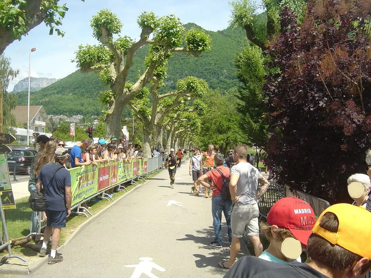 Arrivée d'une course du marathon du lac d'Annecy, au bord du lac