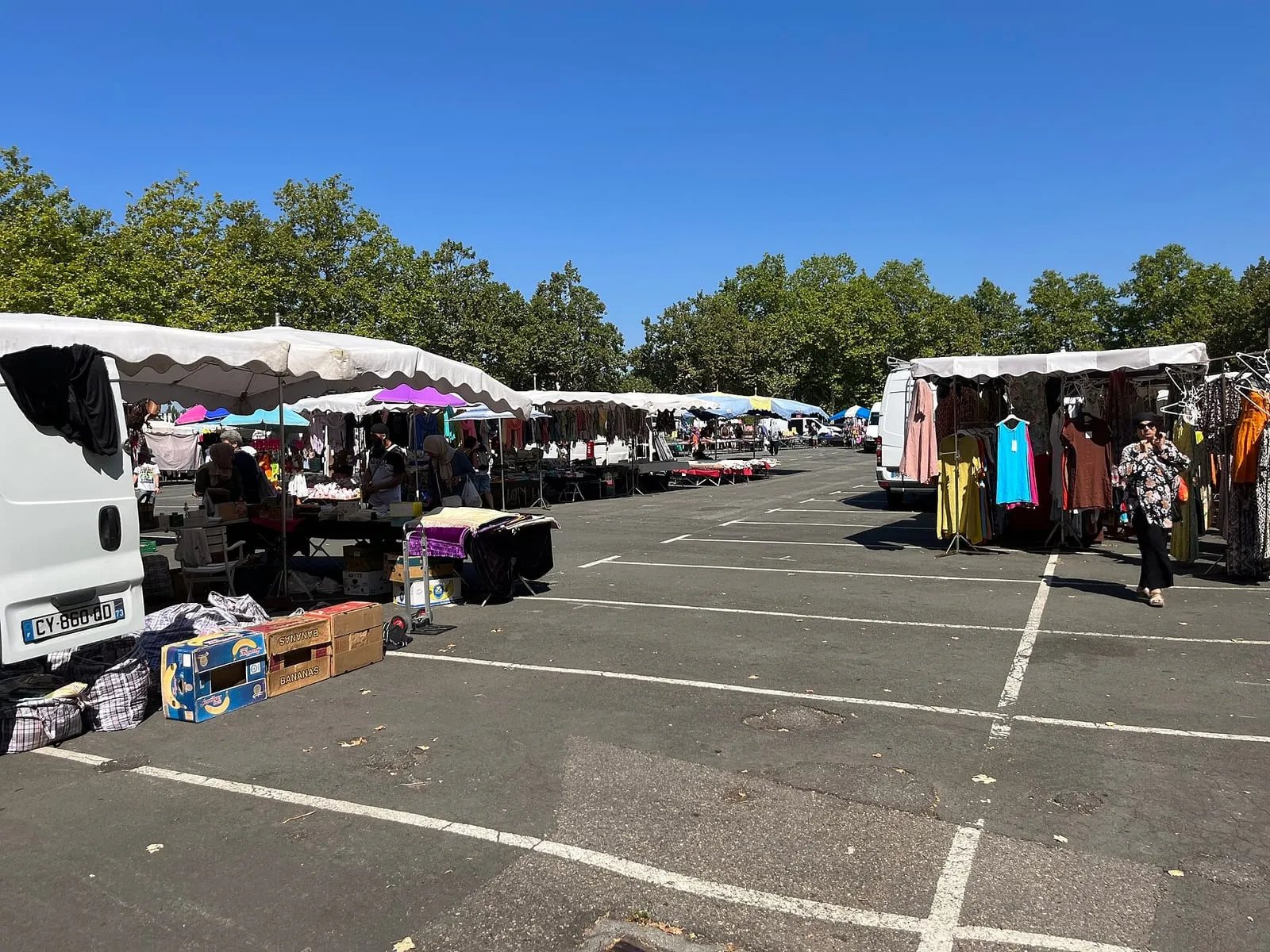 Les étals du marché de la place des Romains, à Annecy, un matin d'août
