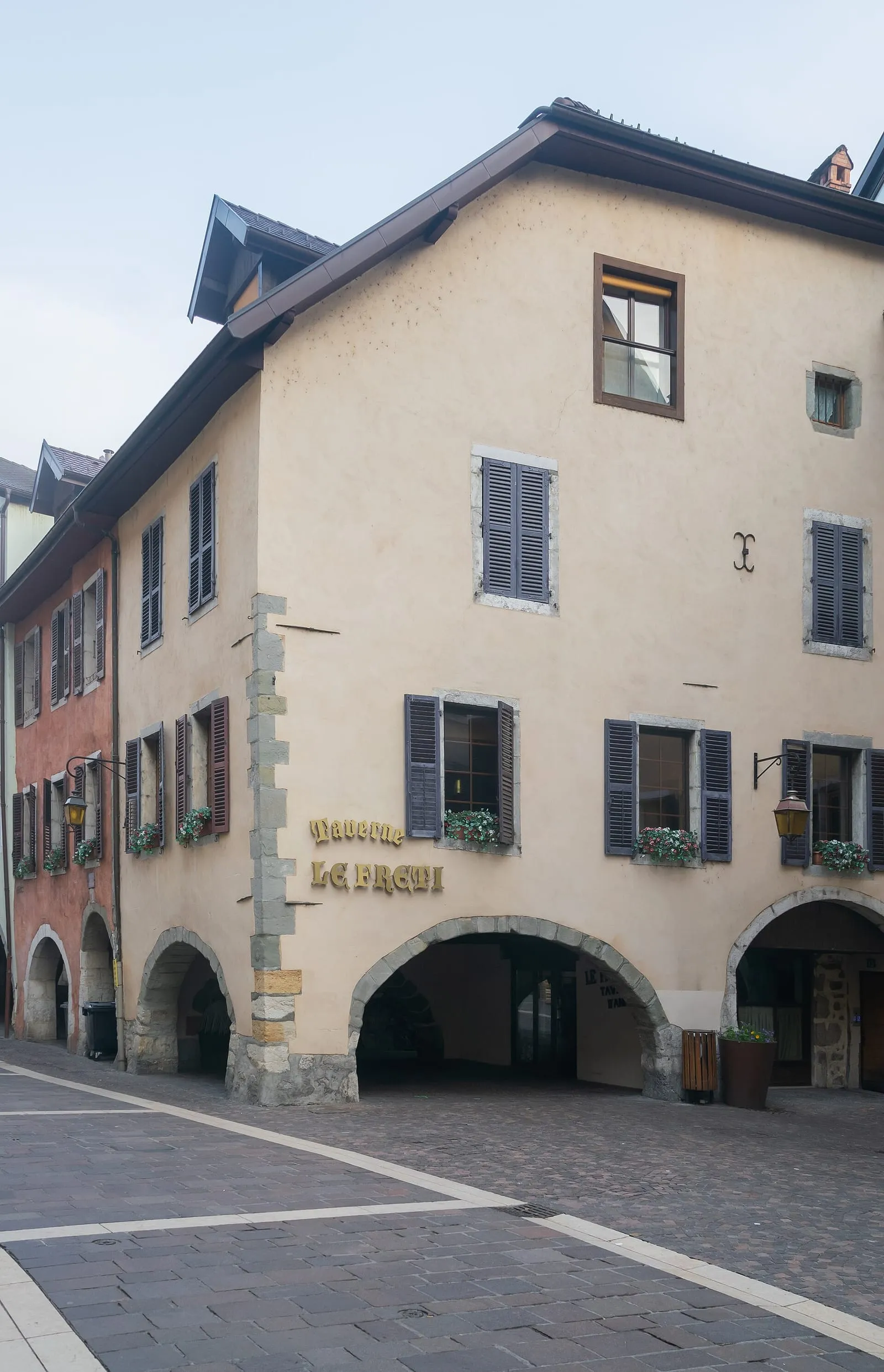 La rue Sainte-Claire, dans la vieille ville d'Annecy, où se tient le marché trois fois par semaine