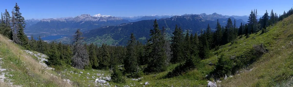 Le lac d'Annecy vu du Semnoz en fin d'été, un des panoramas traversés par la course