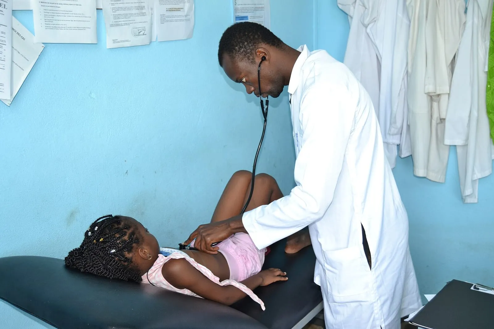 Un médecin généraliste en consultation dans son cabinet