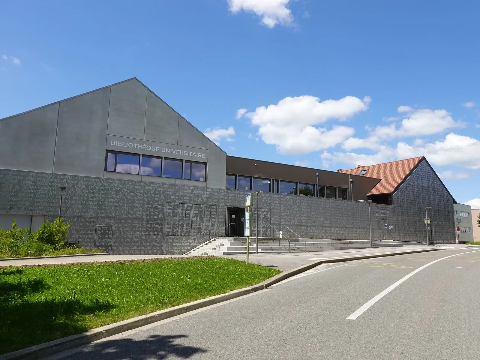 La bibliothèque universitaire du campus d'Annecy-le-Vieux, ouverte aux étudiants et au public