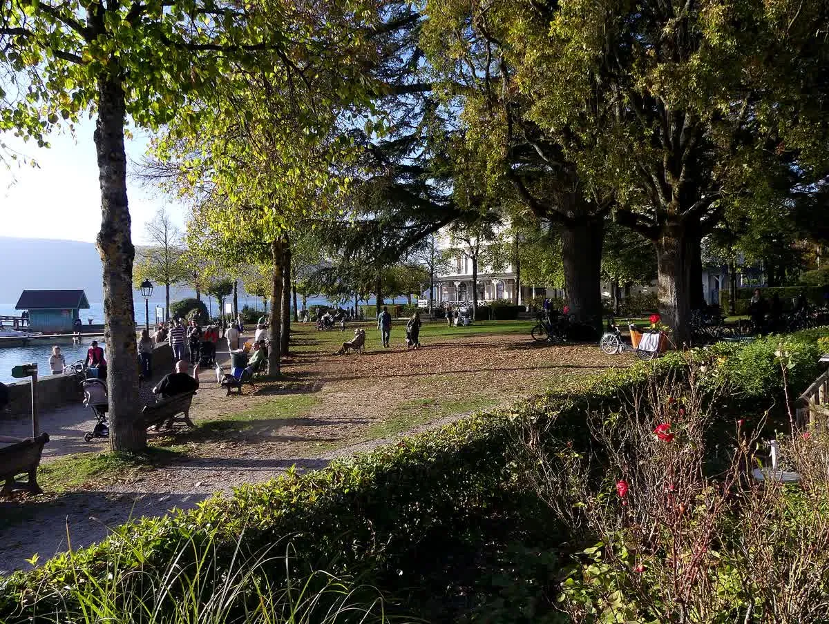 La promenade du lac à Menthon-Saint-Bernard