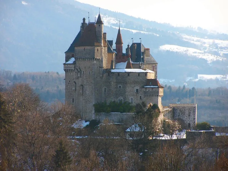Le château de Menthon-Saint-Bernard au-dessus du lac d'Annecy