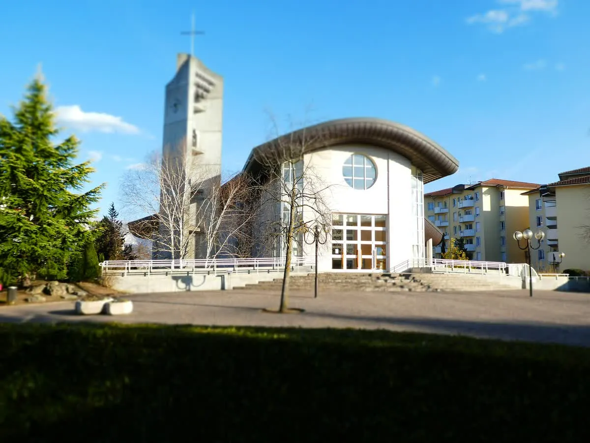 L'église Saint-Paul de Meythet, sa façade blanche et son clocher de béton