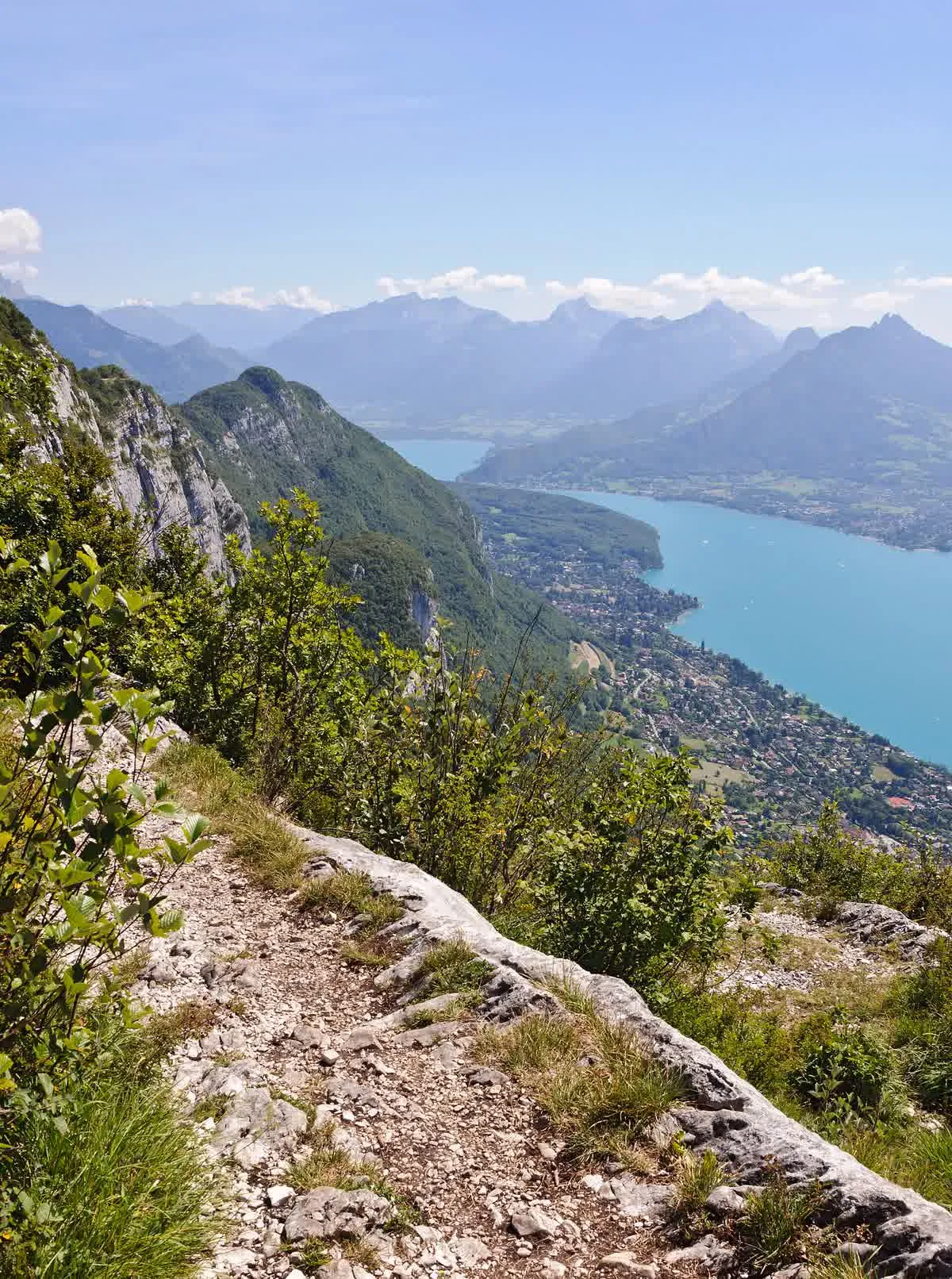 Sentier du mont Veyrier sur la crête, au-dessus du lac d'Annecy et des montagnes