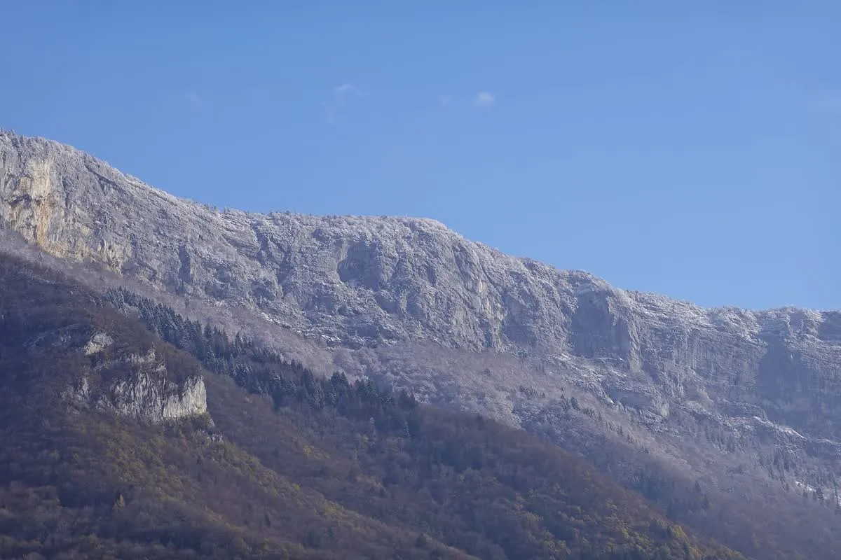 Les parois calcaires du mont Veyrier et du mont Baron vues depuis la vallée