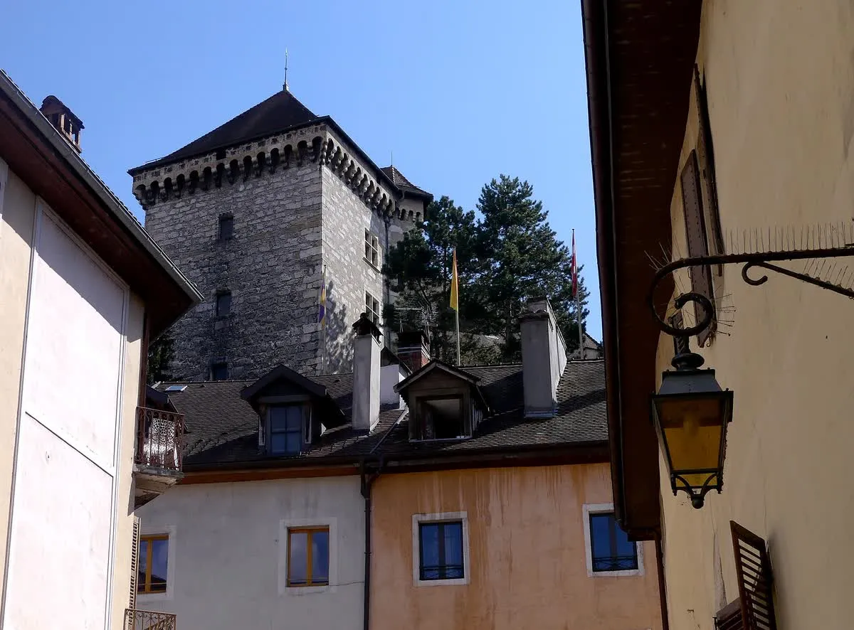 La tour de la Reine du château d'Annecy vue depuis une rue de la vieille ville