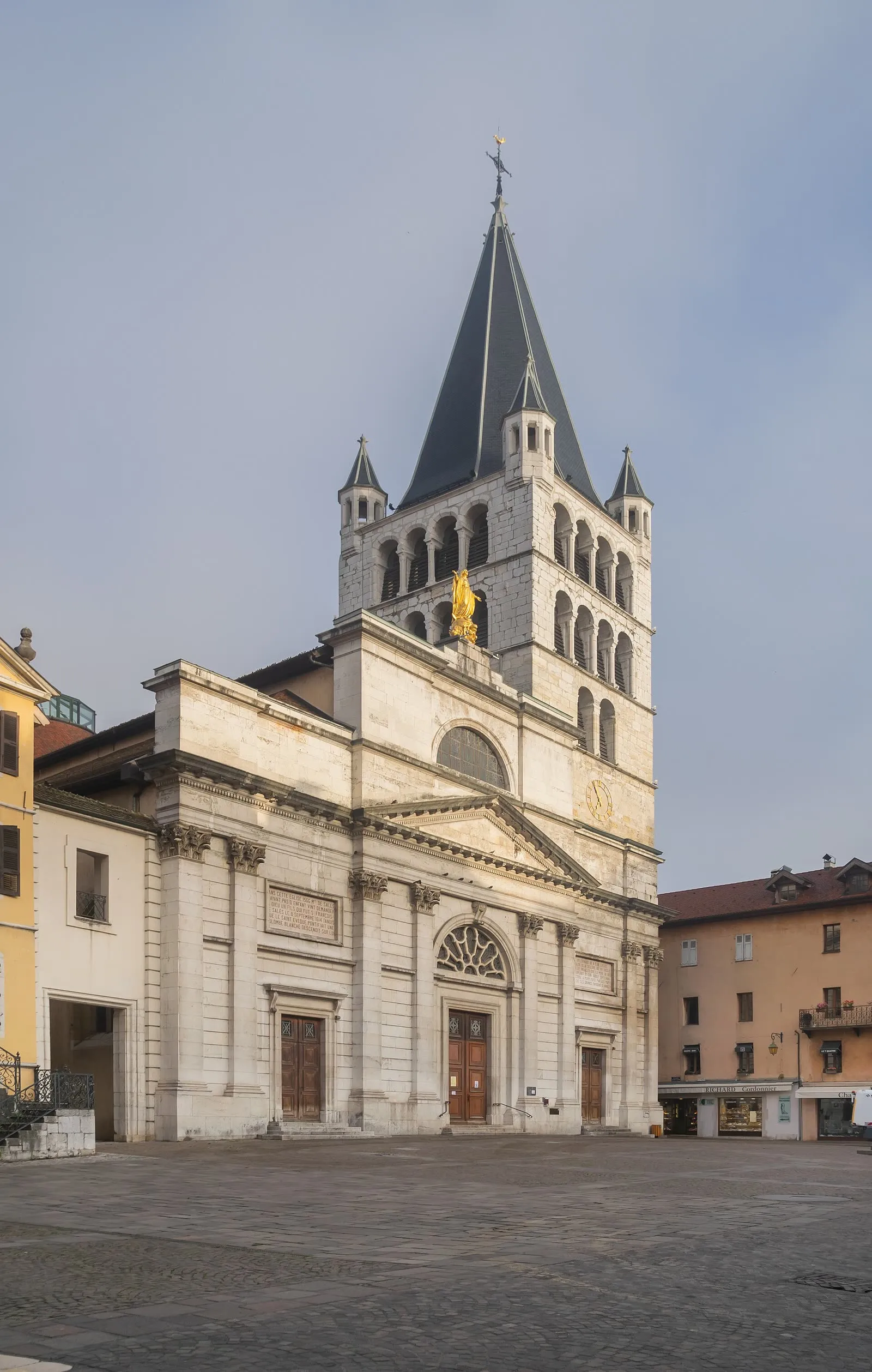 La façade néoclassique de l'église Notre-Dame-de-Liesse, place Notre-Dame à Annecy