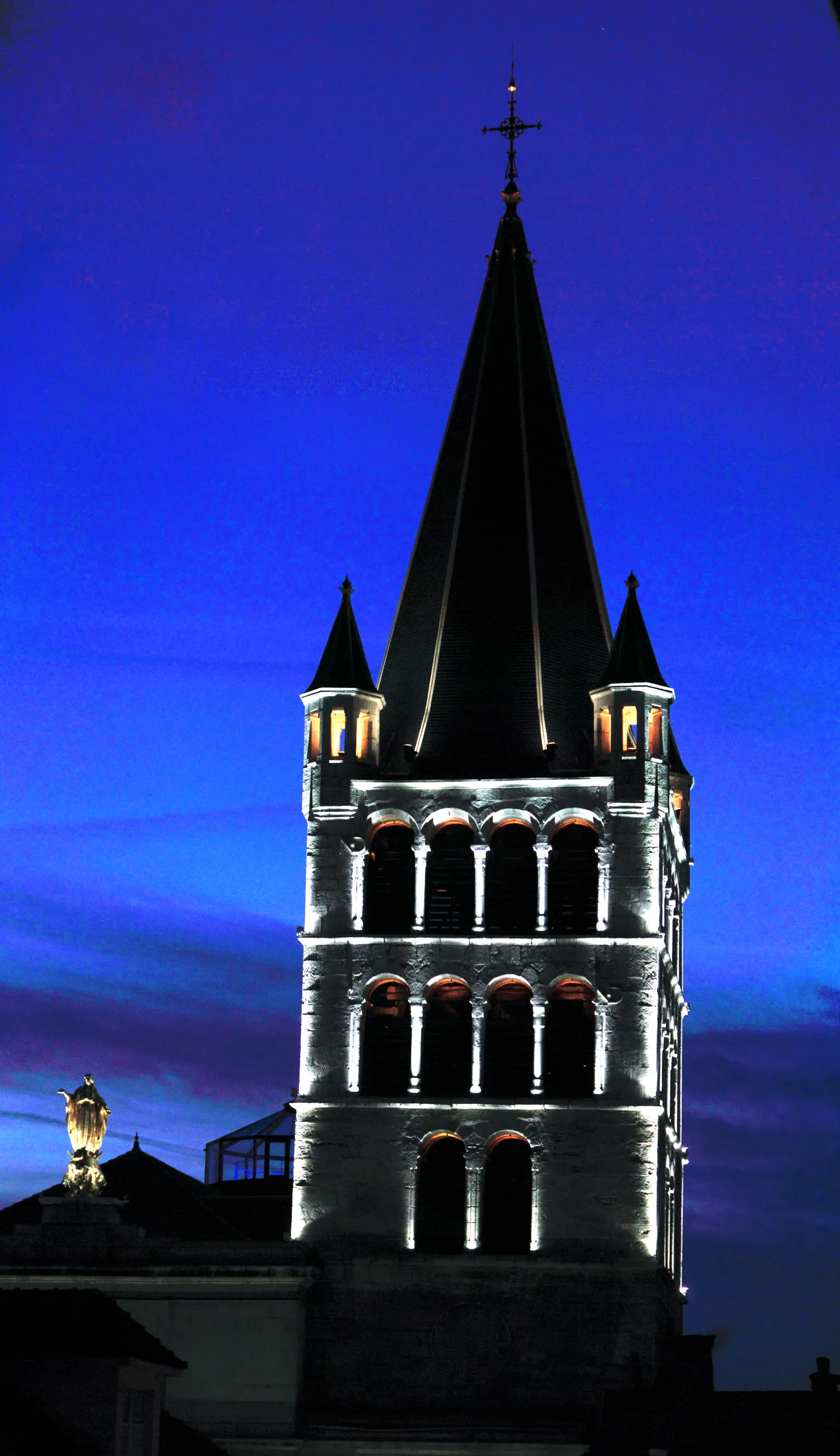 Le clocher de l'église Notre-Dame-de-Liesse éclairé la nuit, à Annecy