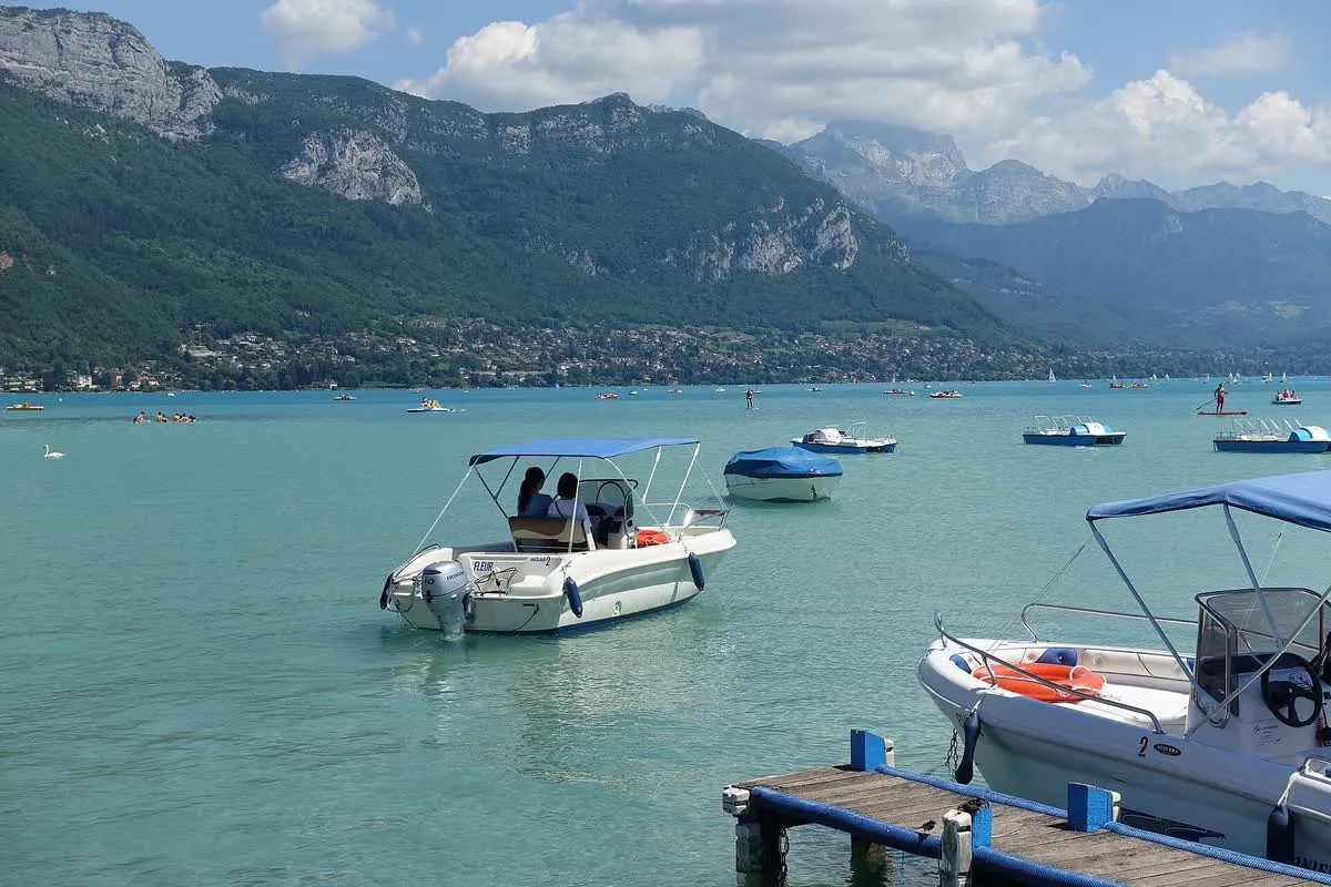 Le Pâquier et les quais d'Annecy au bord du lac