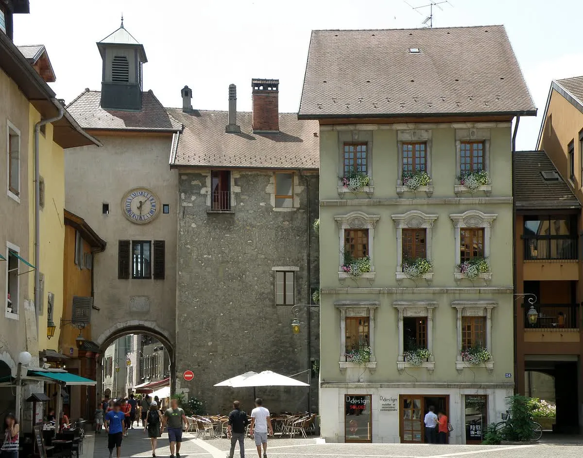 La place Sainte-Claire, dans la vieille ville d'Annecy, le matin du marché