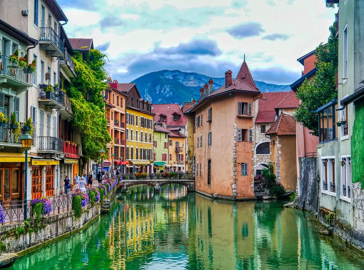 Le Palais de l'Île d'Annecy et le quai de l'Île, le long du canal du Thiou