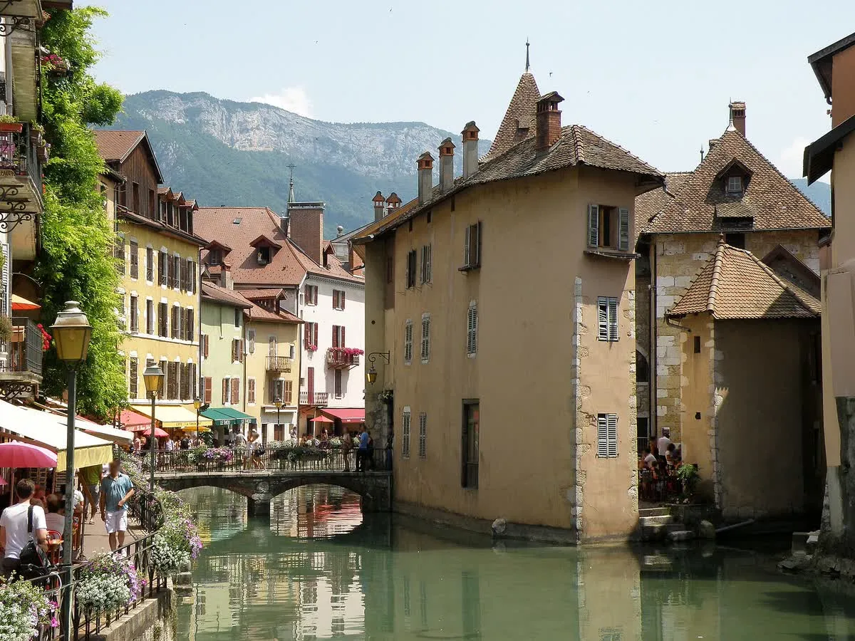 La façade du Palais de l'Île d'Annecy, sur son îlot du Thiou