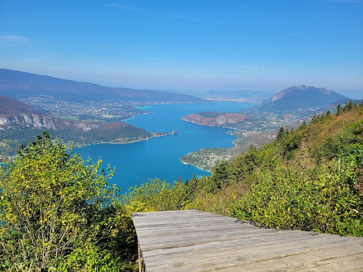 Le lac d'Annecy vu depuis le col de la Forclaz, le grand décollage de parapente de la rive est