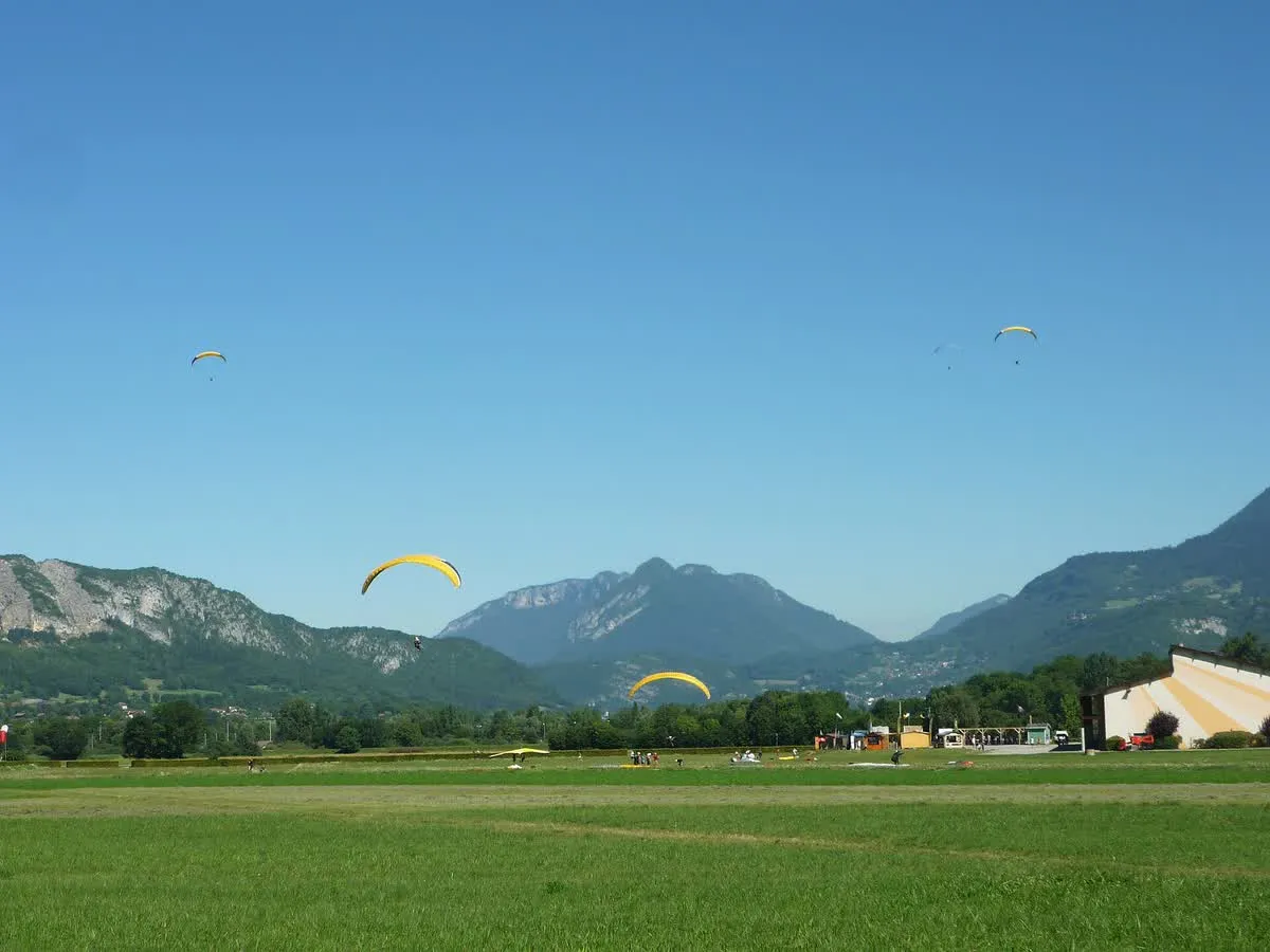 L'aire d'atterrissage de parapente de Doussard, au bout du lac d'Annecy