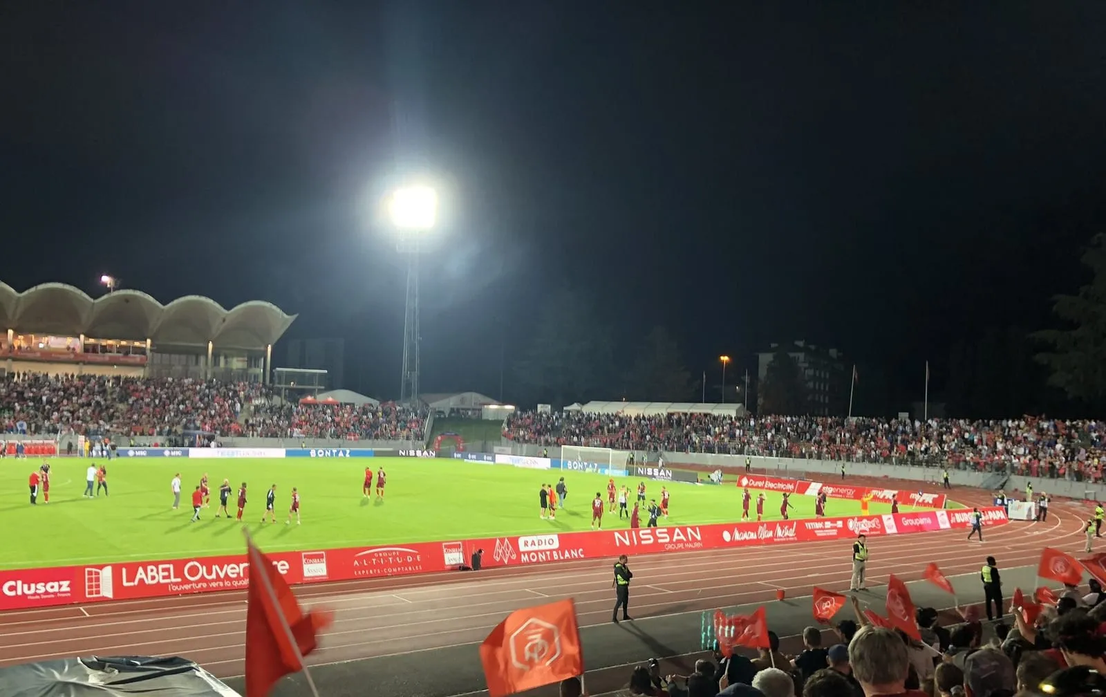 Le Parc des Sports d'Annecy un soir de match du FC Annecy, en 2023